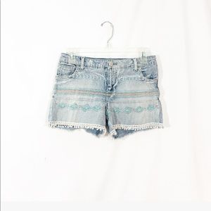LIGHT WASH AZTEC CUT OFF SHORTS